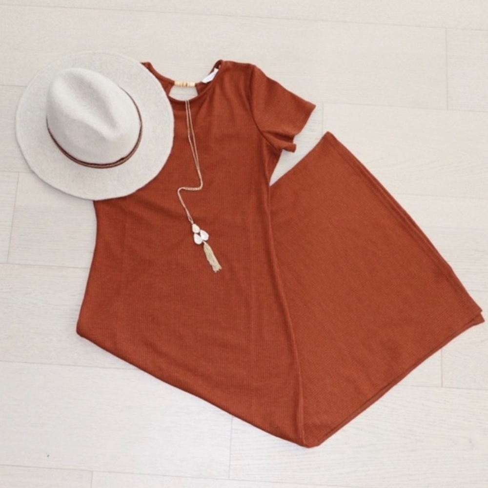Restocked β¨Tan Ribbed Midi Dress with Keyhole back - Picture 1 of 6